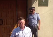 Алексей Навальный у входа в СКР 30.07.2012. Кадр видеоролика Keepermsk на YouTube