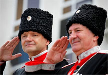 Александр Ткачев (слева) на параде Кубанского казачьего войска. Фото: antkachev.ru
