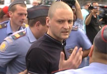 Задержание Удальцова у СК 9 августа. Кадр Грани-ТВ