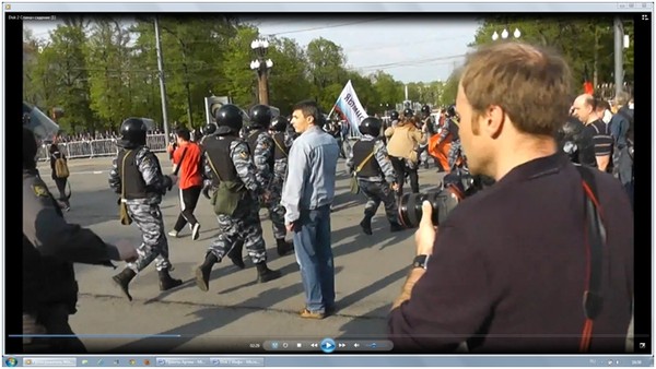 Артем Савелов на Болотной. Кадр видеозаписи, доказывающей его невиновность