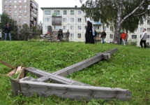 Срубленный крест в Архангельске. Фото: arh-eparhia.ru