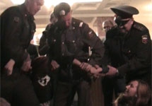 Полиция выносит другороссов из мэрии. Кадр Грани-ТВ