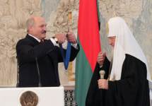 Александр Лукашенко награждает патриарха Кирилла. Фото пресс-службы президента Белоруссии