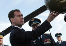 Дмитрий Медведев изучает вертолет. Фото с сайта "Югополис"
