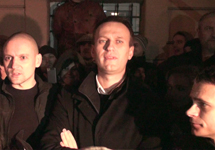 Удальцов, Навальный и Яшин после освобождения из ОВД Басманное. Кадр Грани-ТВ