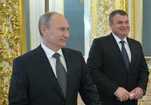 Владимир Путин и Анатолий Сердюков. Фото: kremlin.ru