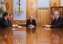 Путин с Сердюковым, Чемезовым, Ивановым и Грефом. Фото: правительство.рф