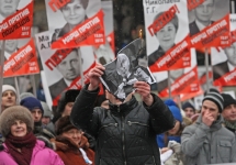 Удальцов сжигает портрет Путина. Фото forbes.ru