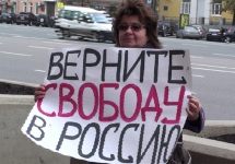 Историк Ирина Карацуба на пикете в поддержку "Радио Свобода". Кадр "Граней-ТВ"