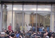 Манекен "кидает зигу" в витрине магазина Adidas, Воронеж. Фото Ольги Гнездиловой