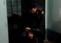 Дмитрий Люкшин избивает задержанного. Кадр из ролика на YouTube, канал пользователя Brilliantliar