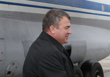 Анатолий Сердюков у самолета. Фото: mil.ru