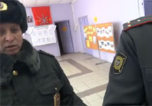 Полиция на избирательном участке в Узловой. Кадр ролика taipan09 на YouTube