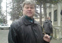 Сергей Митрохин, облитый зеленкой в Анапе. Фото из твиттера "Электрон FM" (@electronfm)