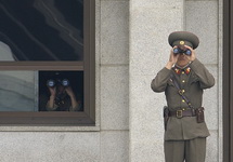 Солдаты КНДР на пограничном посту с Южной Кореей. Фото из архива Пентагона