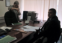 Проверяющий в кабинете Светланы Ганнушкиной. Фото Юлии Башиновой/Грани.Ру
