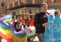 Шествие на Арбате в защиту прав ЛГБТ. Май 2010 г. Кадр Грани-ТВ