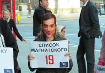 Пикетчица в маске Суркова у входа в ЛШЭ. Фото Григория Асмолова