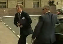 Майкл Макфол перед визитом в МИД. Кадр Первого канала
