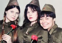 Ульяна Скойбеда (в центре) с подругами по "КП". Фото с личной страницы в Фейсбуке