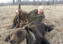 Николай Валуев рядом с убитым медведем. Фото из твиттера политика.