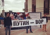 Пикет у здания суда в Кирове. Фото из блога Навального.
