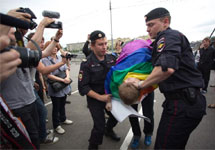 Задержание ЛГБТ-пикетчика у парка Горького. Фото Ю.Тимофеева/Грани.Ру