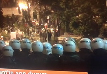 Полиция и демонстранты в Анкаре. Фото: @boban6666