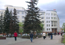 Сквер перед зданием ЗСЖД в Новосибирске. Фото: Тайга.Инфо