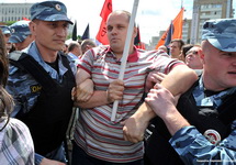 Задержание активиста Левого фронта на марше 12.06.2013. Фото Людмилы Барковой/Грани.Ру