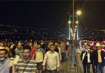 Демонстранты на мосту через Босфор. Фото: twitter.com/eylemduzyol
