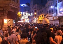 Тысячи демонстрантов направляются к Таксиму по улице Истикляль. Фото: twitter.com/13melek