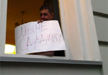 Игорь Бакиров в окне захваченного офиса. Фото Д.Борко/Грани.Ру