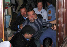 Льва Пономарева выкидывают из офиса ЗПЧ. Фото Петра Царькова