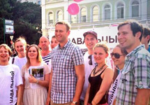 Алексей Навальный со своими сторонниками в центре Москвы. Фото из группы Команда Навального в Facebook