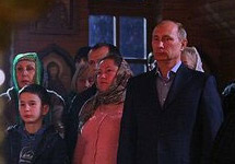 Владимир Путин в храме в Сочи на рождественской службе 2013 года. Фото пресс-службы президента