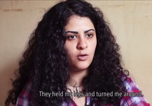 Музыкант Ясмин аль-Барамави, подвергшаяся изнасилованию на Тахрире. Кадр видео HRW