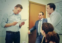 Алексей Навальный знакомится с постановлением о выемке. Фото Анны Ведуты