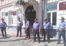 Полицейские у райадминистрации в Пугачеве. Фото: om-saratov.ru