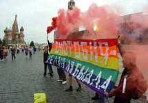 Акция ЛГБТ на Красной площади. Кадр Грани-ТВ
