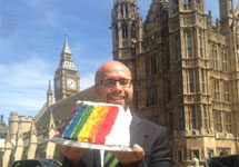 Участник Хора лондонских геев у британского парламента. Фото: facebook.com/LdnGMC
