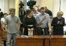 Навальный и Офицеров с адвокатами слушают приговор. Кадр трансляции РАПСИ
