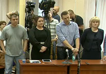 Навальный и Офицеров с адвокатами слушают приговор. Кадр трансляции РАПСИ