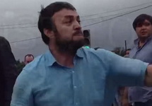 Магомед Расулов нападает на оперативника. Кадр видео с youtube-канала realnostcom
