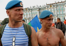 Десантники на Дворцовой площади. Фото В.Волохонского/Грани.Ру