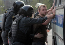 Задержание Алексея Сахнина 6 мая 2012 года. Фото Е.Михеевой/Грани.Ру