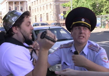 Пастафарианец и полицейский. Фото Д.Зыкова/Грани.Ру