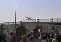 Хосни Мубарак покидает тюрьму на вертолете. Кадр египетского телевидения