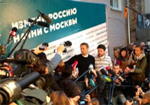 Навальный и Волков выходят к прессе по окончании голосования. Фото Петра Верзилова