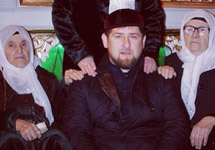 Рамзан Кадыров с чеченскими женщинами. Фото из Инстаграма Рамзана Кадырова